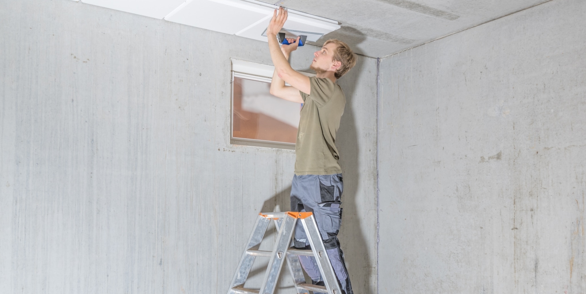 Heimwerker dämmt Kellerdecke im Rohbau Heimwerker dämmt Kellerdecke