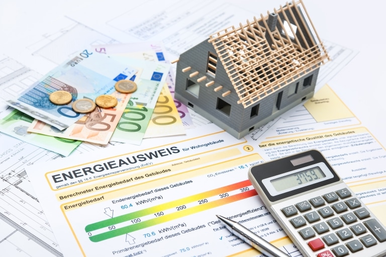 Energieausweis und Modell des Hauses