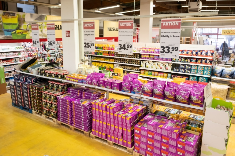 DSC_4765 Blick auf einen Supermarkt mit einem breiten Angebot an Tierfutter und Lebensmittelartikeln.