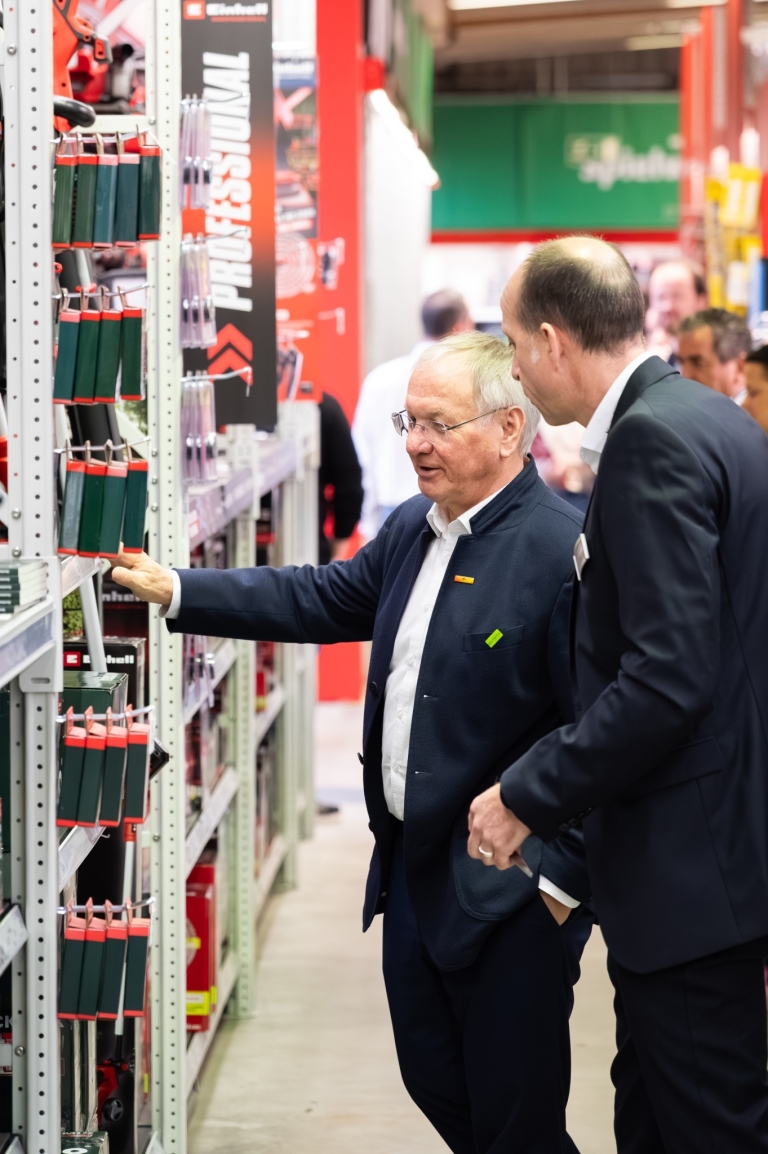 DSC_8105 Zwei Männer betrachten eine Produktpräsentation in einem Baumarkt